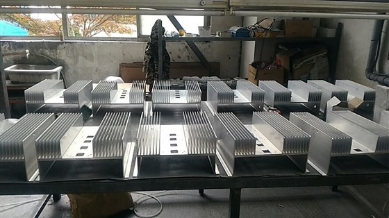 鋁材切割機(jī)鋸切散熱器圖